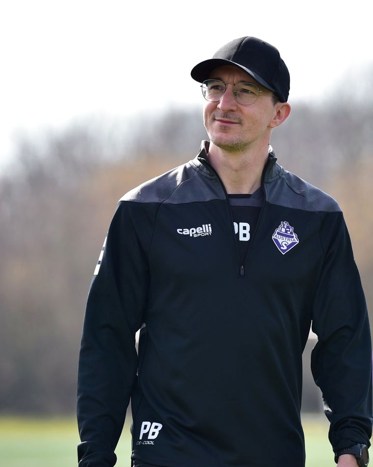 Predrag Bibu lächelnd auf dem Trainingsplatz